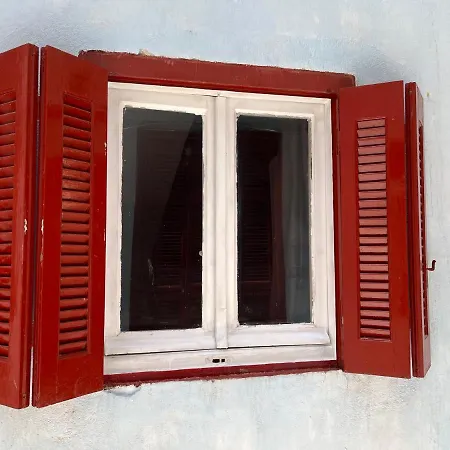 Traditional Lemon House Near To Pireaus Port